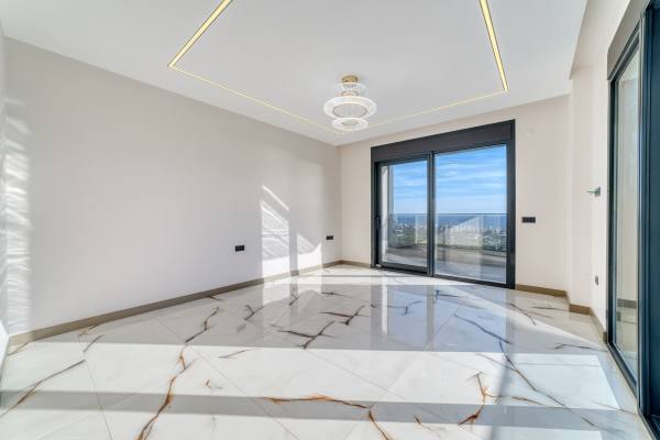 Kestel Yaylalı'da Deniz Ve Kale Manzaralı,Vatandaşlığa Uygun Lüks  4+1 Villa
