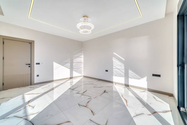Kestel Yaylalı'da Deniz Ve Kale Manzaralı,Vatandaşlığa Uygun Lüks  4+1 Villa