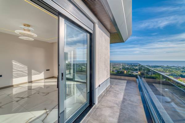 Kestel Yaylalı'da Deniz Ve Kale Manzaralı,Vatandaşlığa Uygun Lüks  4+1 Villa