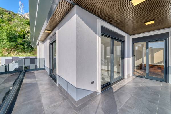 Kestel Yaylalı'da Deniz Ve Kale Manzaralı,Vatandaşlığa Uygun Lüks  4+1 Villa