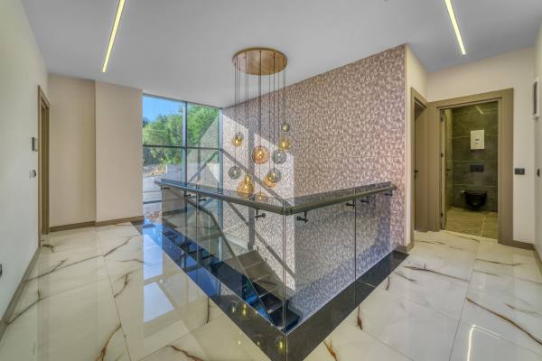 Kestel Yaylalı'da Deniz Ve Kale Manzaralı,Vatandaşlığa Uygun Lüks  4+1 Villa