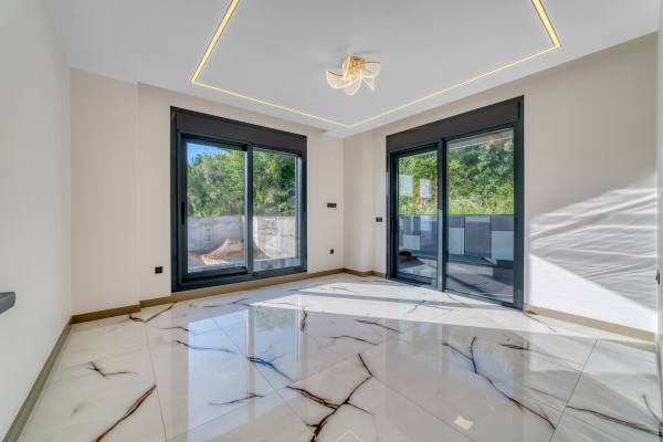 Kestel Yaylalı'da Deniz Ve Kale Manzaralı,Vatandaşlığa Uygun Lüks  4+1 Villa