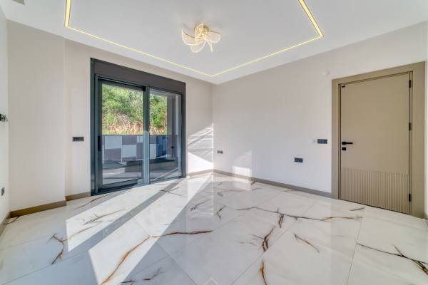 Kestel Yaylalı'da Deniz Ve Kale Manzaralı,Vatandaşlığa Uygun Lüks  4+1 Villa