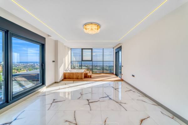 Kestel Yaylalı'da Deniz Ve Kale Manzaralı,Vatandaşlığa Uygun Lüks  4+1 Villa
