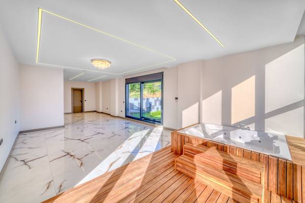 Kestel Yaylalı'da Deniz Ve Kale Manzaralı,Vatandaşlığa Uygun Lüks  4+1 Villa
