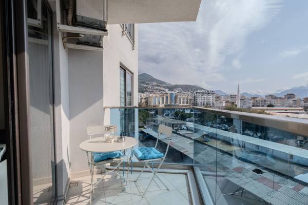 Alanya Merkezde Denize 700 m Kiralık 1+1 Eşyalı Daire