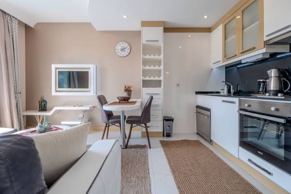 Alanya Merkezde Denize 700 m Kiralık 1+1 Eşyalı Daire