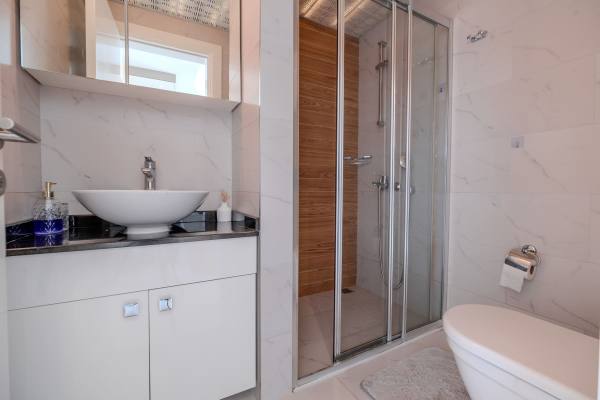 Alanya Merkezde Denize 700 m Kiralık 1+1 Eşyalı Daire