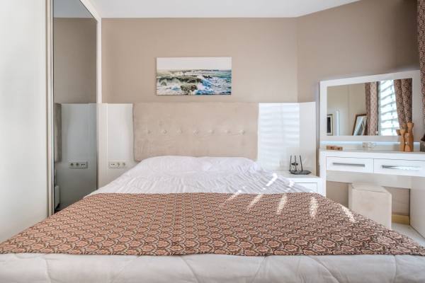 Alanya Merkezde Denize 700 m Kiralık 1+1 Eşyalı Daire
