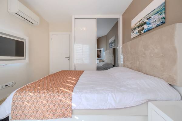 Alanya Merkezde Denize 700 m Kiralık 1+1 Eşyalı Daire