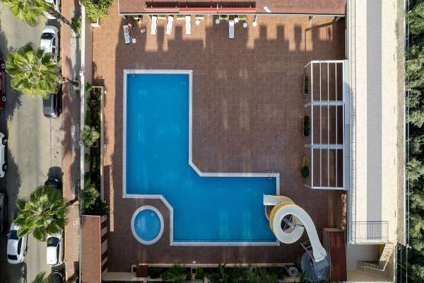 Alanya Merkezde Denize 700 m Kiralık 1+1 Eşyalı Daire