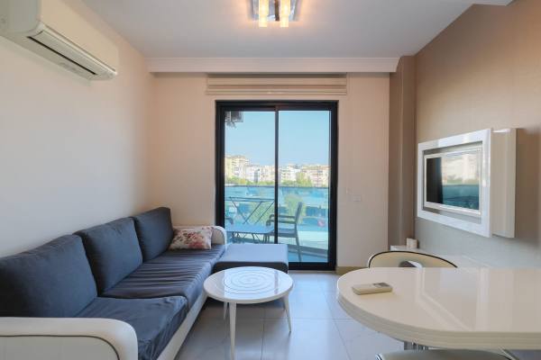 Alanya Merkez'de Eşyalı Satılık 1+1 Denize Sadece 700 Metre