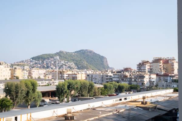 Alanya Merkez'de Eşyalı Satılık 1+1 Denize Sadece 700 Metre