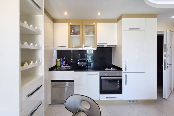 Alanya Kleopatra'da Denize 850 M Mesafede 1+1 Eşyalı Satılık Daire