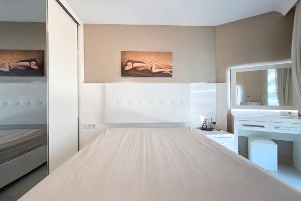 Alanya Kleopatra'da Denize 850 M Mesafede 1+1 Eşyalı Satılık Daire
