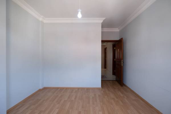 Alanya Şehir Merkezinde Deniz Manzaralı 3+1 Eşyasız Kiralık Daire