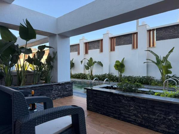 Alanya Mahmutlar Mahallesinde Özel Tasarım Bahçe ve Havuz Erişimli Eşyalı Dubleks