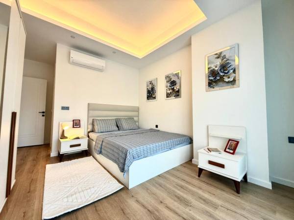 Alanya Mahmutlar Mahallesinde Özel Tasarım Bahçe ve Havuz Erişimli Eşyalı Dubleks