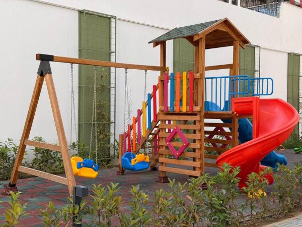 Alanya Mahmutlar Mahallesinde Özel Tasarım Bahçe ve Havuz Erişimli Eşyalı Dubleks