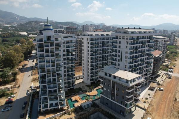 Alanya Mahmutlar Mahallesinde Özel Tasarım Bahçe ve Havuz Erişimli Eşyalı Dubleks
