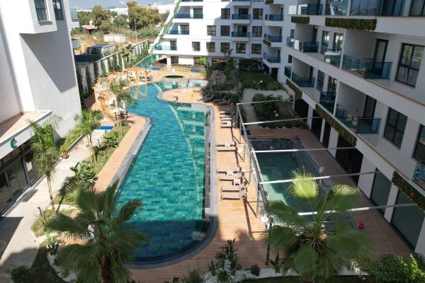 Alanya Mahmutlar Mahallesinde Özel Tasarım Bahçe ve Havuz Erişimli Eşyalı Dubleks