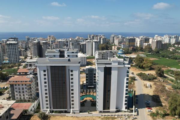 Alanya Mahmutlar Mahallesinde Özel Tasarım Bahçe ve Havuz Erişimli Eşyalı Dubleks